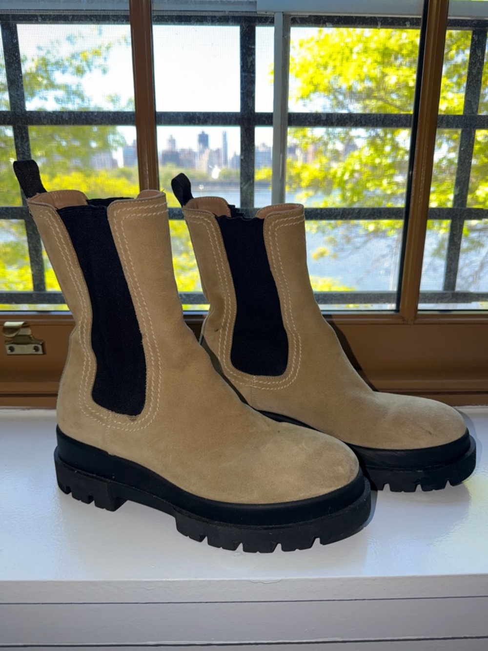 La CANADIENNE Tan Suede Lug Sole Chelsea Boots